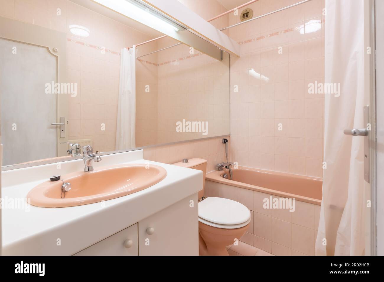 Badezimmer zu Hause, helle neue Badezimmereinrichtung mit gefliester  Glasdusche, Schrank, Inneneinrichtung in Weiß und Pink gestaltet  Stockfotografie - Alamy