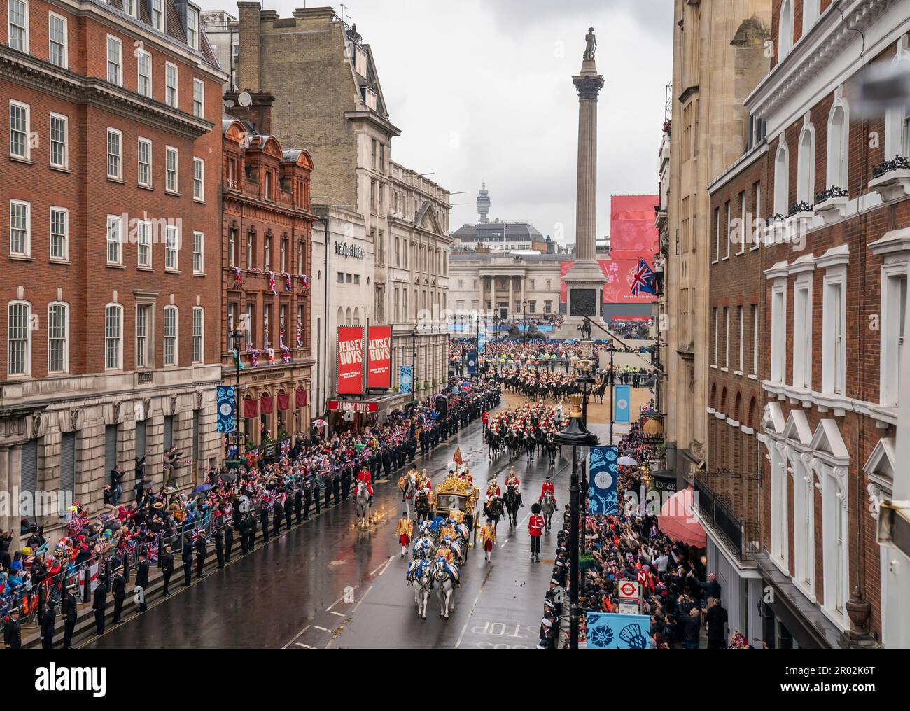 Der Diamond Jubilee State Coach, begleitet von der Eskorte des Sovereign of the Household Cavalry, reist in der King's Procession entlang Whitehall zur Krönungszeremonie von König Karl III. Und Königin Camilla im Zentrum von London. Foto: Samstag, 6. Mai 2023. Stockfoto