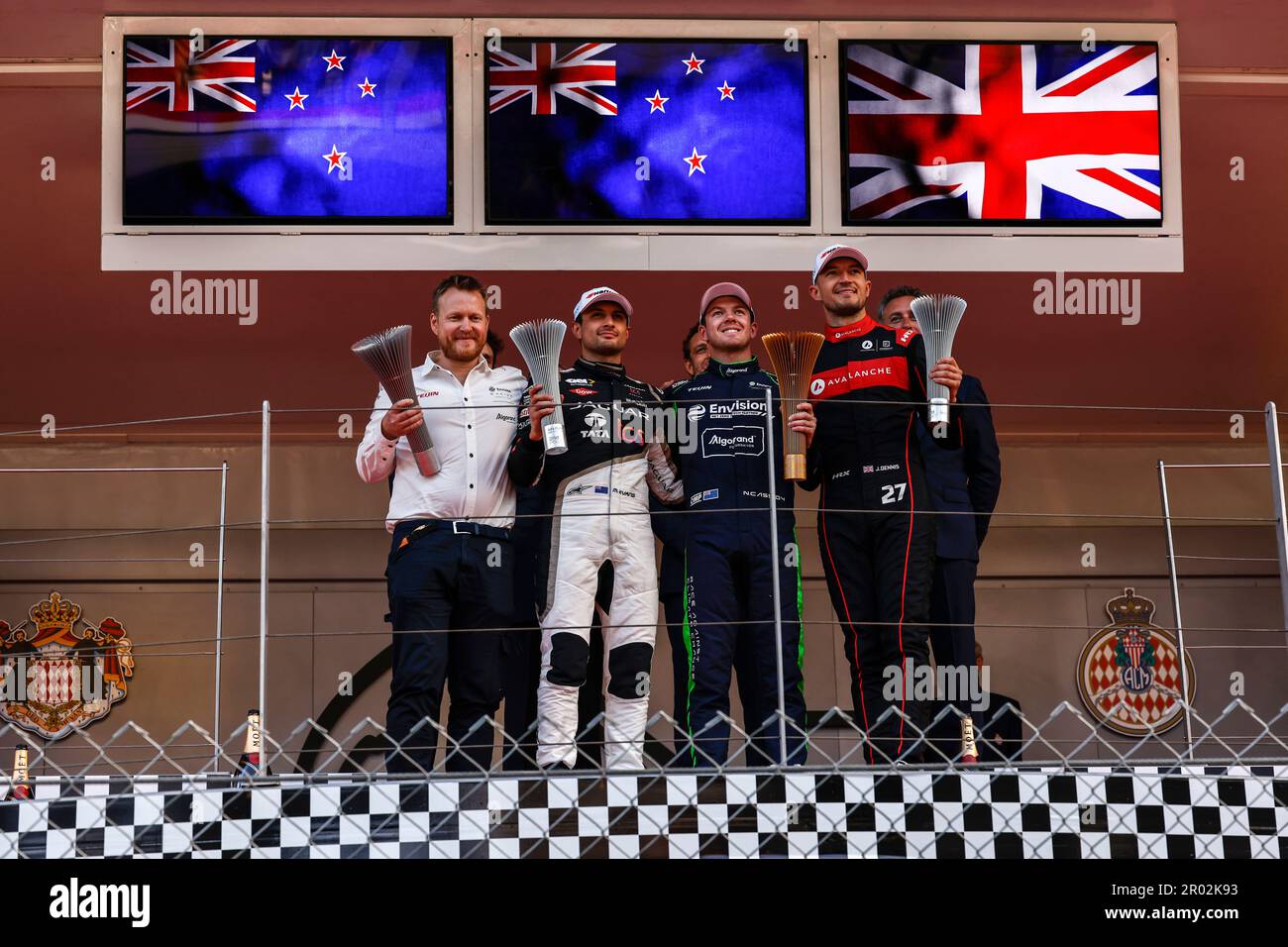 Monte Carlo, Monaco. 06. Mai 2023. 5/6/2023 – Gewinner Nick Cassidy, envision Racing auf dem Podium mit Mike Lugg, Technical Director, envision Racing, Mitch Evans, Jaguar TCS Racing, 2. Platz und Jake Dennis, Avalanche Andretti Formel E, 3. Platz während der Formel E Runde 9 - Monaco E-Prix in Monte Carlo, Monaco. (Foto: Andrew Ferraro/Motorsport Images/Sipa USA) Kredit: SIPA USA/Alamy Live News Stockfoto