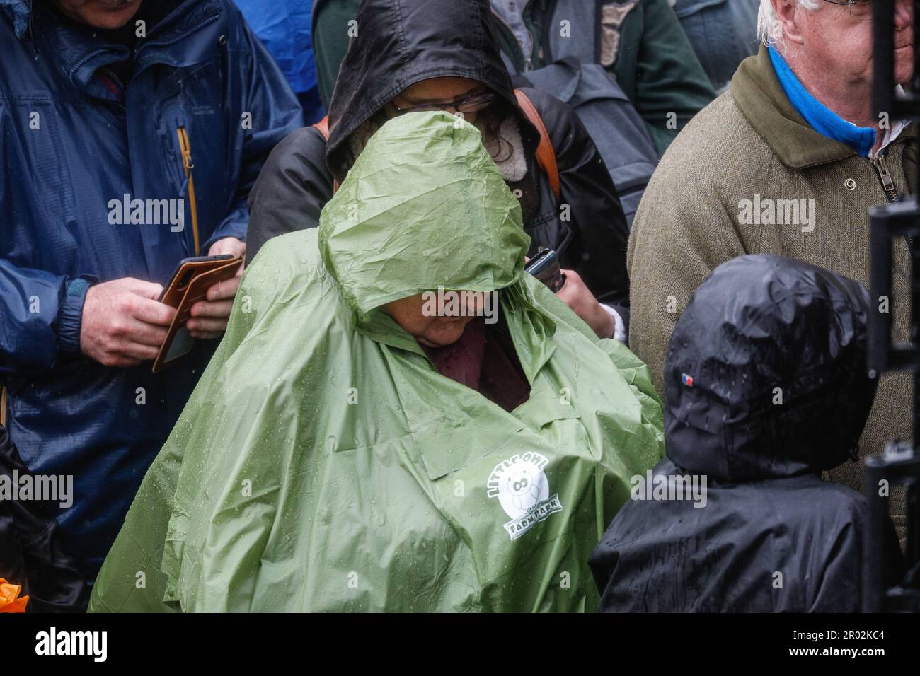 London, Großbritannien. 6. Mai 2023. Nach der Krönung von König Karl III. Warten die Zuschauer geduldig auf der Prozessionsstraße im strömenden Regen. Kredit: Imageplotter/Alamy Live News Stockfoto