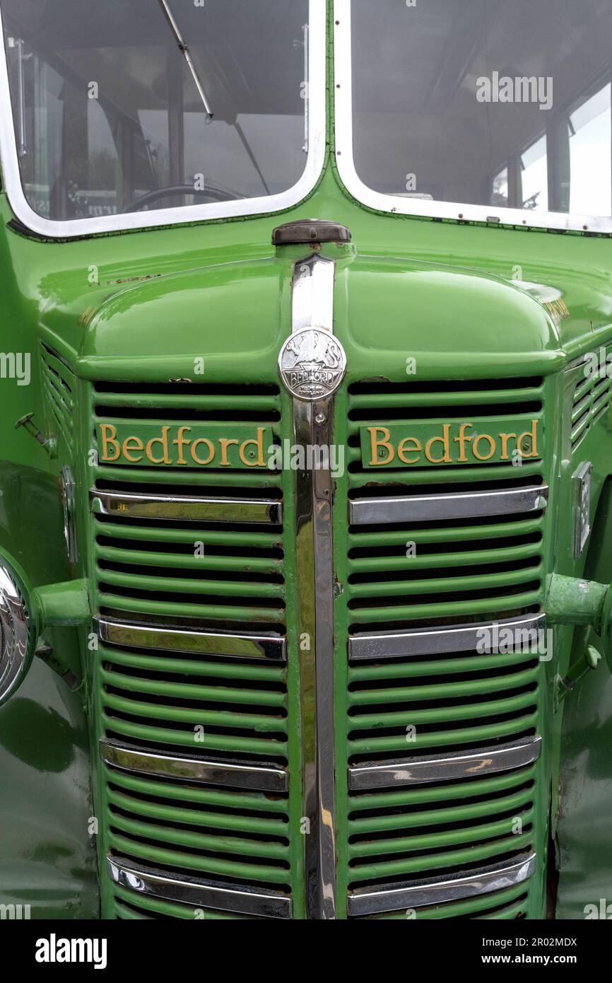 Vintage 1952 Bedford MLC, Reisebuskennzeichen FJT 86, fotografiert auf dem Parkplatz des Bahnhofs in Torquay, Cornwall, England, Großbritannien Stockfoto