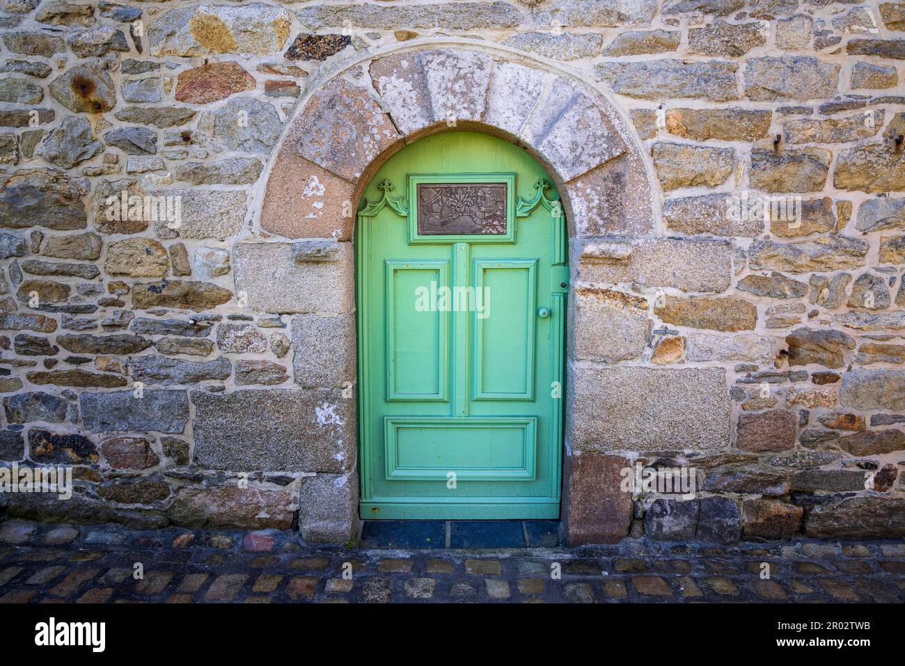 Die Tür zur La chapelle Saint-Anne wird jetzt für Ausstellungen genutzt, Roscoff, Bretagne, Frankreich Stockfoto