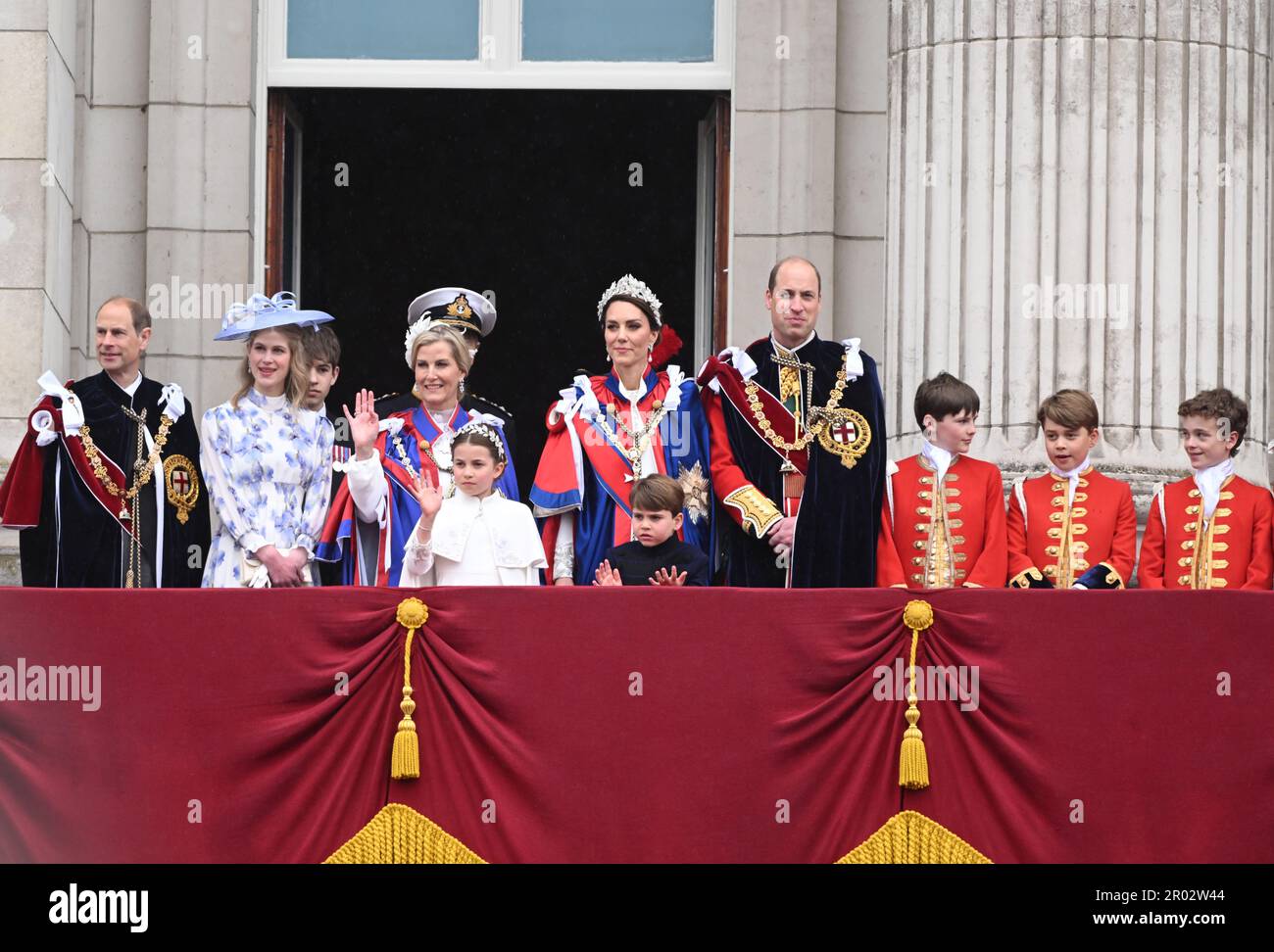 London, Großbritannien. 06. Mai 2023. London, Großbritannien. 6. Mai 2023 der Prinz von Wales, Prinzessin von Wales, Prinz Louis, Prinzessin Charlotte, Prinz George, Sophie, Gräfin von Wessex, Prinz Edward, Herzog von Edinburgh, Lady Louise Mountbatten-Windsor James Mountbatten-Windsor, Earl of Wessex, Prinzessin Anne, Princess Royal erscheinen auf dem Balkon des Buckingham-Palastes während der Krönung von König Charles. Kredit: Doug Peters/Alamy Live News Stockfoto