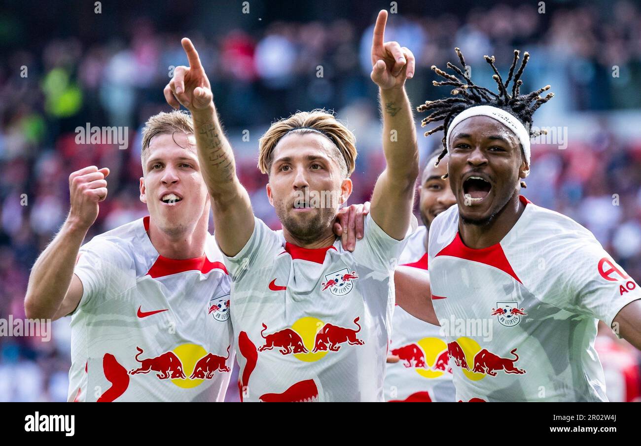 Leipzig's Kevin Kampl, center, celebrates with Leipzig's Daniel Olmo Carvajal, left, and Leipzig's Mohamed Simakan after scoring the opening goal goal during a German Bundesliga soccer match between SC Freiburg and RB Leipzig in Freiburg, Germany, Saturday, May 6, 2023. (Tom Weller/dpa via AP) Stockfoto