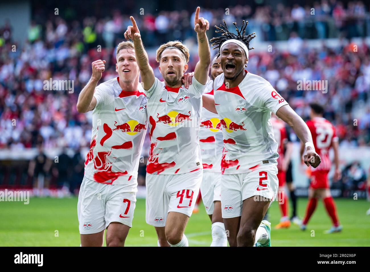 Freiburg Im Breisgau, Deutschland. 06. Mai 2023. Fußball: Bundesliga, SC Freiburg - RB Leipzig, Spieltag 31, Europa-Park Stadion. Leipzigs Kevin Kampl (Zentrum) feiert mit Leipzigs Daniel Olmo Carvajal (l) und Leipzigs Mohamed Simakan (r) das 0:1. Tor. Kredit: Tom Weller/dpa - WICHTIGER HINWEIS: Gemäß den Anforderungen der DFL Deutsche Fußball Liga und des DFB Deutscher Fußball-Bund ist es verboten, im Stadion aufgenommene Fotos und/oder das Spiel in Form von Sequenzbildern und/oder videoähnlichen Fotoserien zu verwenden oder verwenden zu lassen./dpa/Alamy Live News Stockfoto