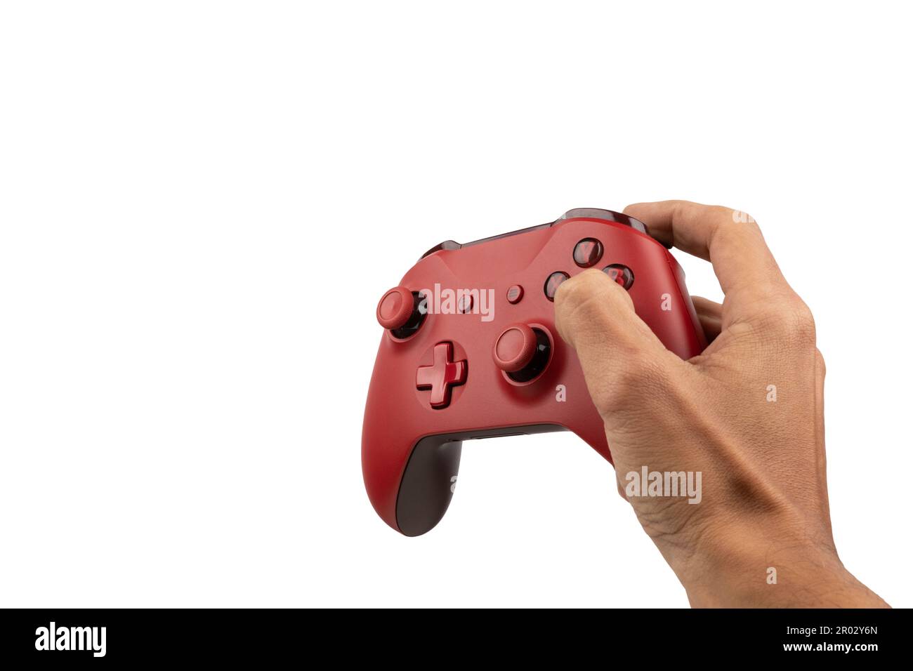 Männliche Hand mit einem roten Controller auf weißem Hintergrund isoliert Stockfoto