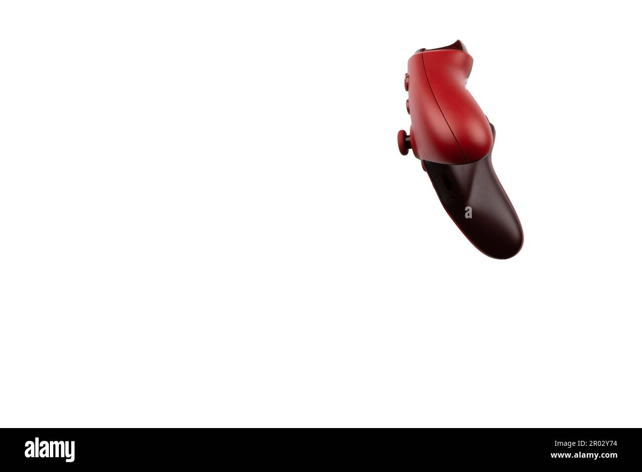 Männliche Hand mit einem roten Controller auf weißem Hintergrund isoliert Stockfoto