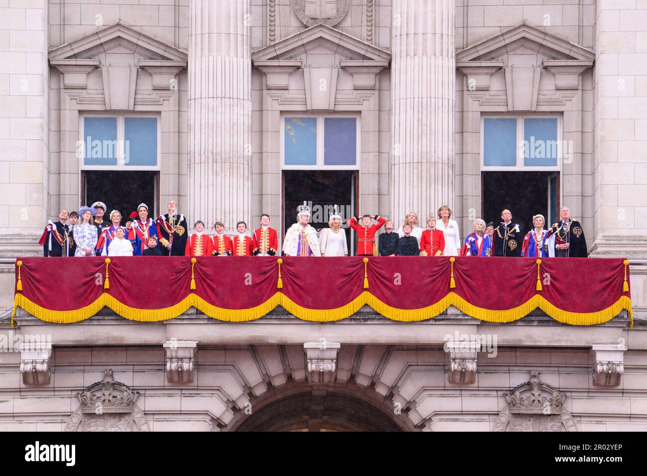 London, Großbritannien. 6. Mai 2023 Der Herzog von Edinburgh, der Graf von Wessex, Lady Louise Windsor, Vizeadmiral Sir Tim Laurence, die Herzogin von Edinburgh, Prinzessin Royal, Prinzessin Charlotte, Prinzessin von Wales, Prinz Louis, Prinz von Wales, The King's Honour Pages inklusive Prince George, Lord Oliver Cholmondley, Nicholas Barclay, Ralph Tollemache, König Karl III. Und Königin Camilla, die Ehrenseiten der Königin, einschließlich Louis und Gus Lopes, Freddy Parker Bowles und Arthur Eliot, anwesende Dame Annabel Eliot und Marchionin von Lansdowne, Prinzessin Alexandra von Kent, Herzog von kent, Stockfoto