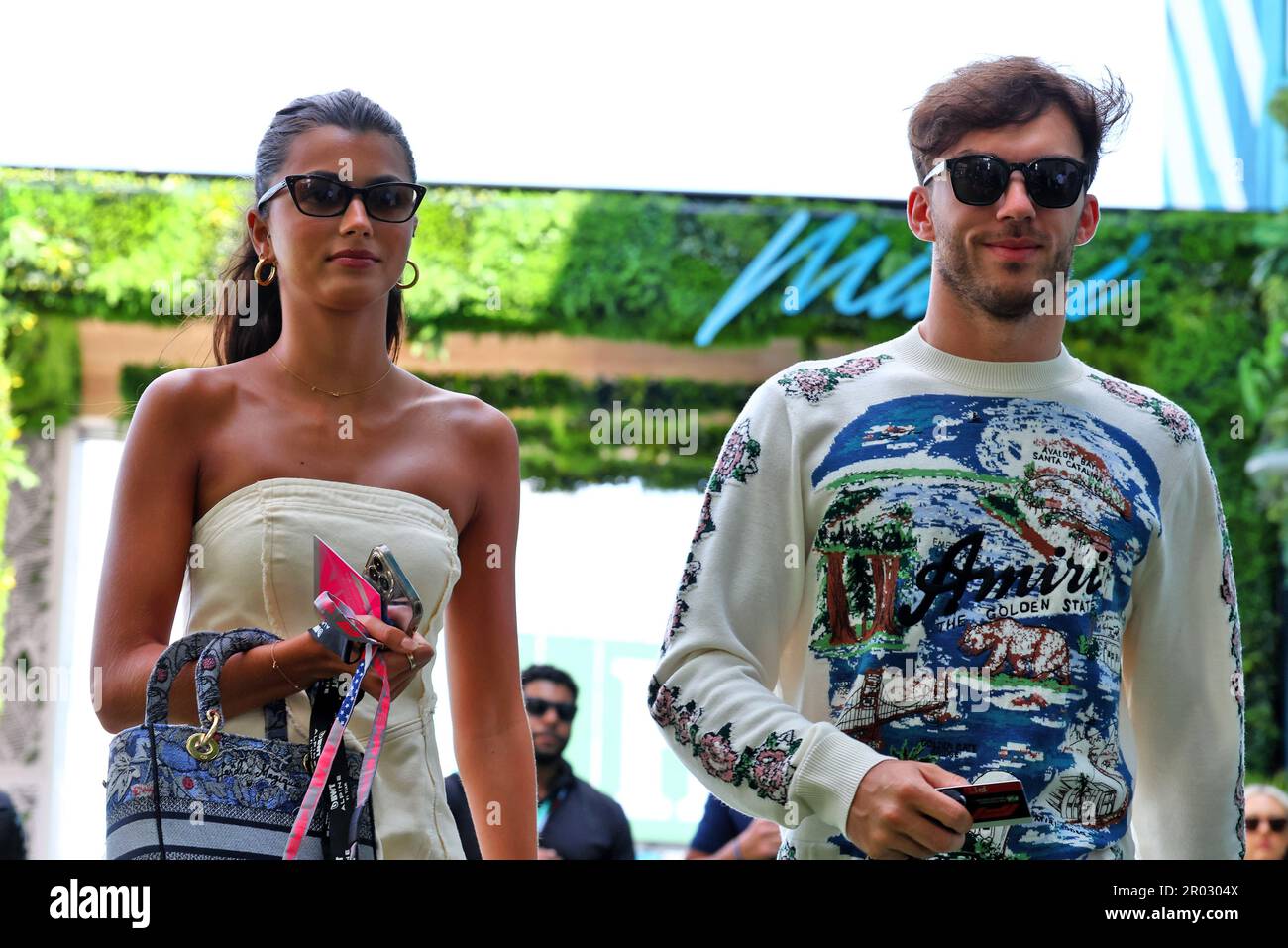 Miami, USA. 06. Mai 2023. (L bis R): KiKa Cerqueira Gomes (POR) mit ihrem Freund Pierre Gasly (FRA) Alpine F1 Team Formel 1 Weltmeisterschaft, Rd 5, Miami Grand Prix, Samstag, 6. Mai 2023. Miami International Autodrome, Miami, Florida, USA. Kredit: James Moy/Alamy Live News Stockfoto