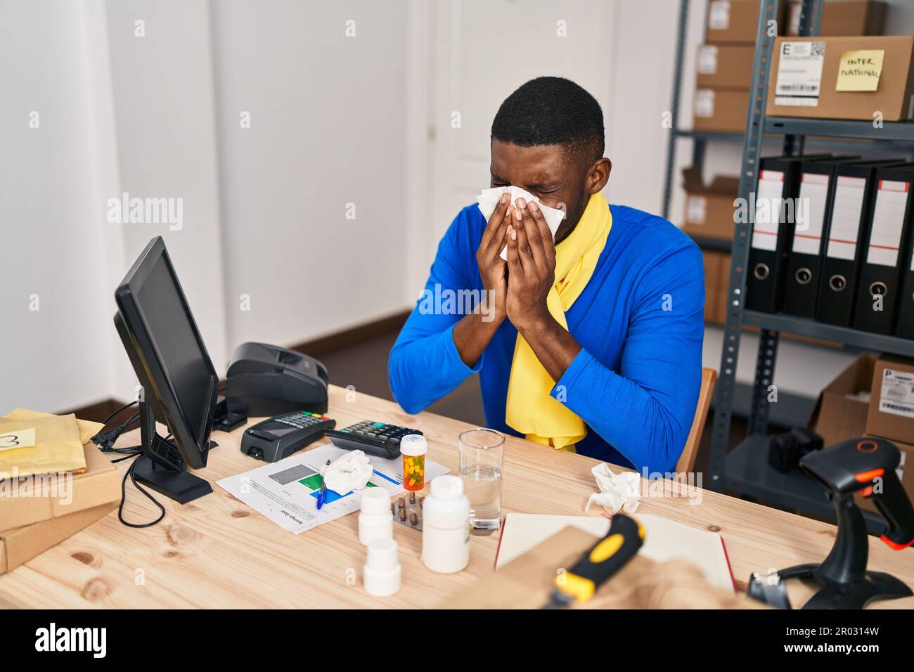 Junger afroamerikanischer Mann E-Commerce-Geschäftsmann mit Serviette im Büro Stockfoto