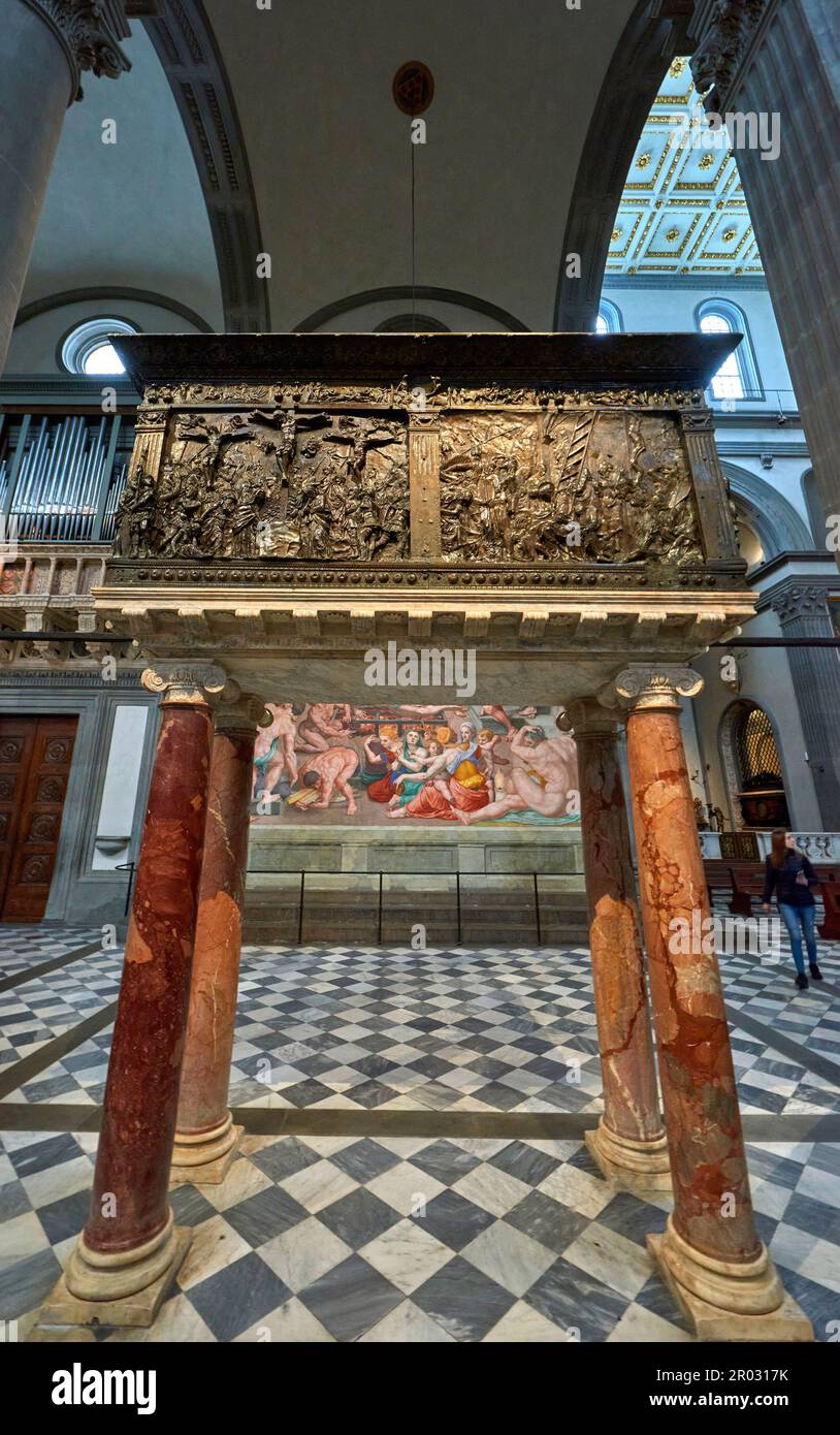 „The Passion“ von Donatello in Marmor und Bronze in der Basilika San Lorenzo. Florenz, Italien Stockfoto