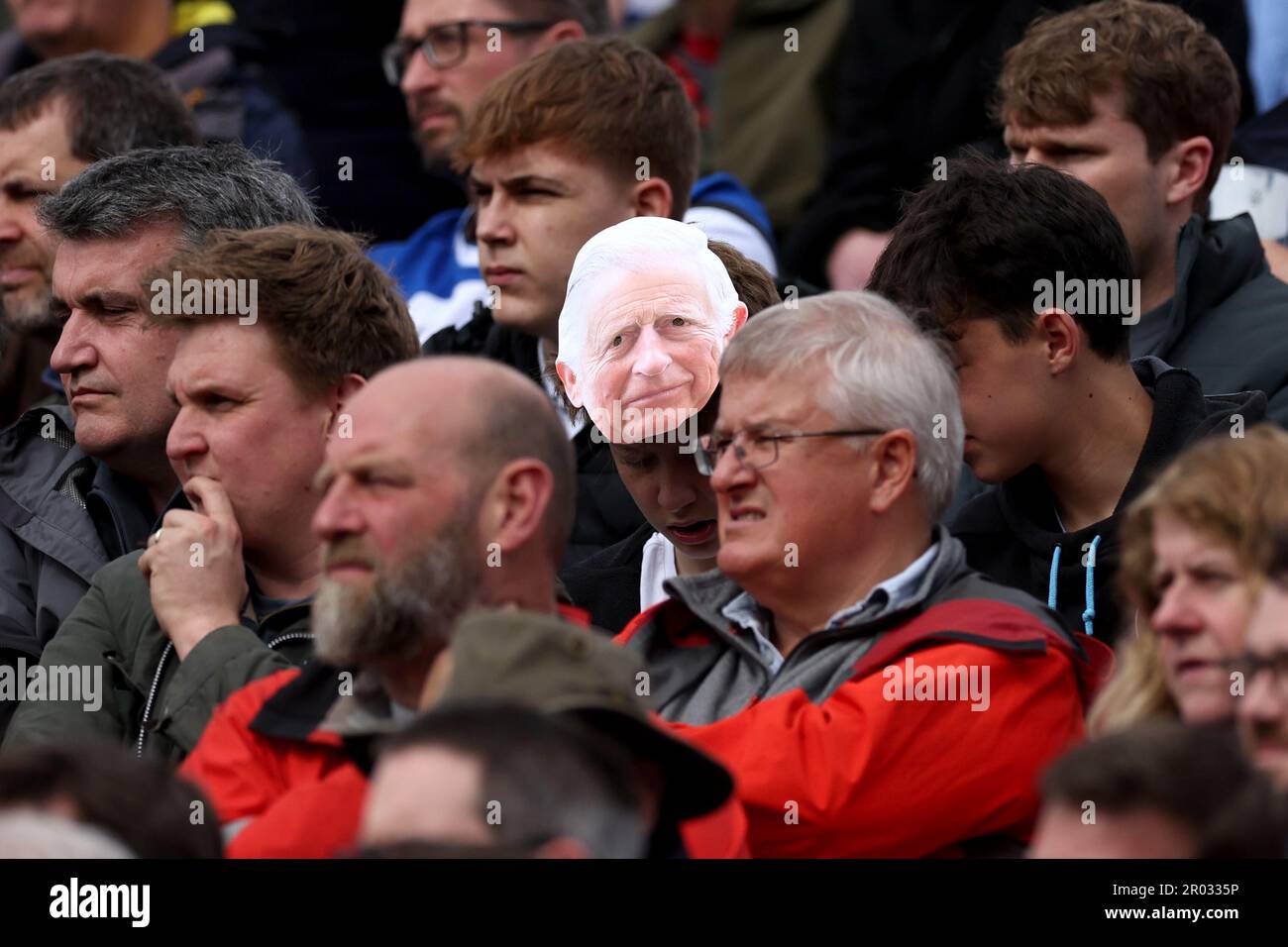 Eine Papiermaske von König Karl III., gesehen in der Menge während des Gallagher Premiership-Spiels auf dem Erholungsgelände, Bath. Foto: Samstag, 6. Mai 2023. Stockfoto