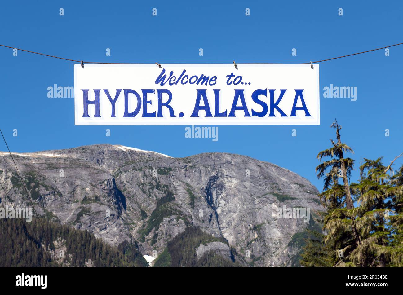 Begrüßungsschild von Hyder, Alaska, am Ortseingang an der kanadischen Grenze, Alaska State, USA. Stockfoto