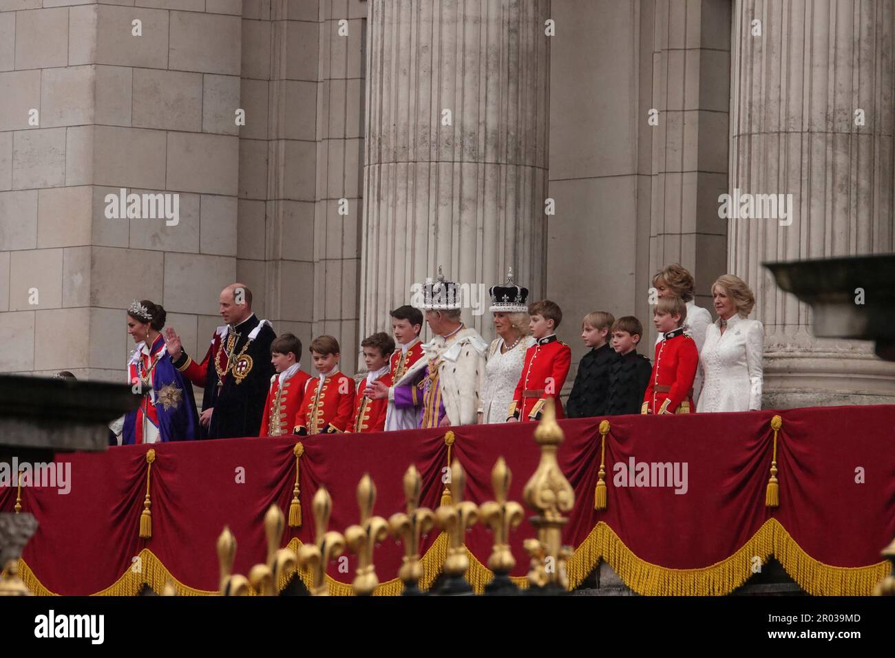 Westminster, London, Großbritannien. 6. Mai 2023. König Charles III und Königin Camilla, zusammen mit ihrer unmittelbaren Familie und engen Verwandten, machen das traditionelle Erscheinungsbild auf dem Balkon des Buckingham Palace nach ihrer Krönung in Westminster Abbey. Kredit: Motofoto/Alamy Live News Stockfoto