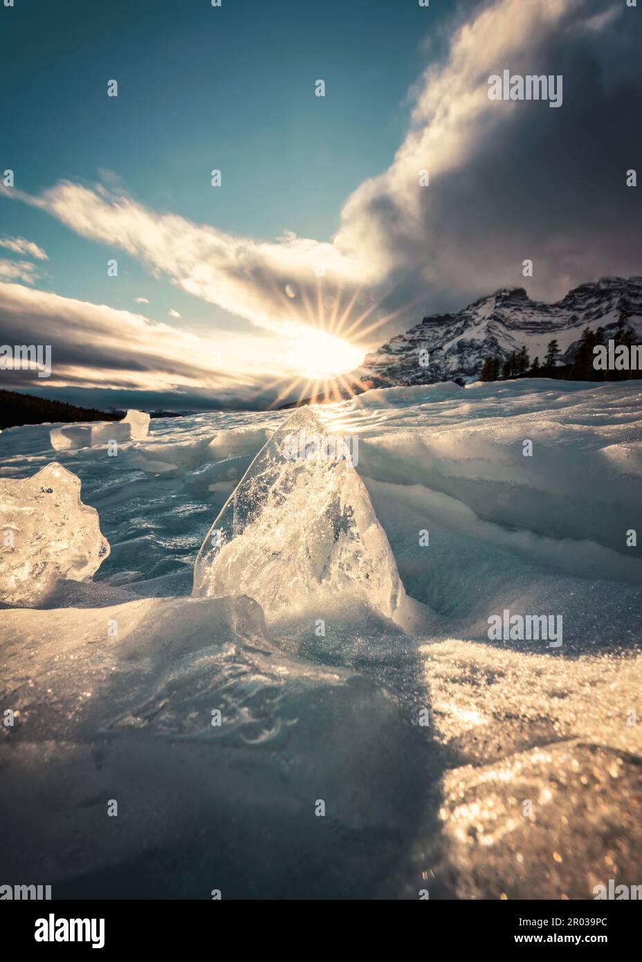 Sonnenuntergang über Eis aus dem gefrorenen See in der Wintersaison Stockfoto