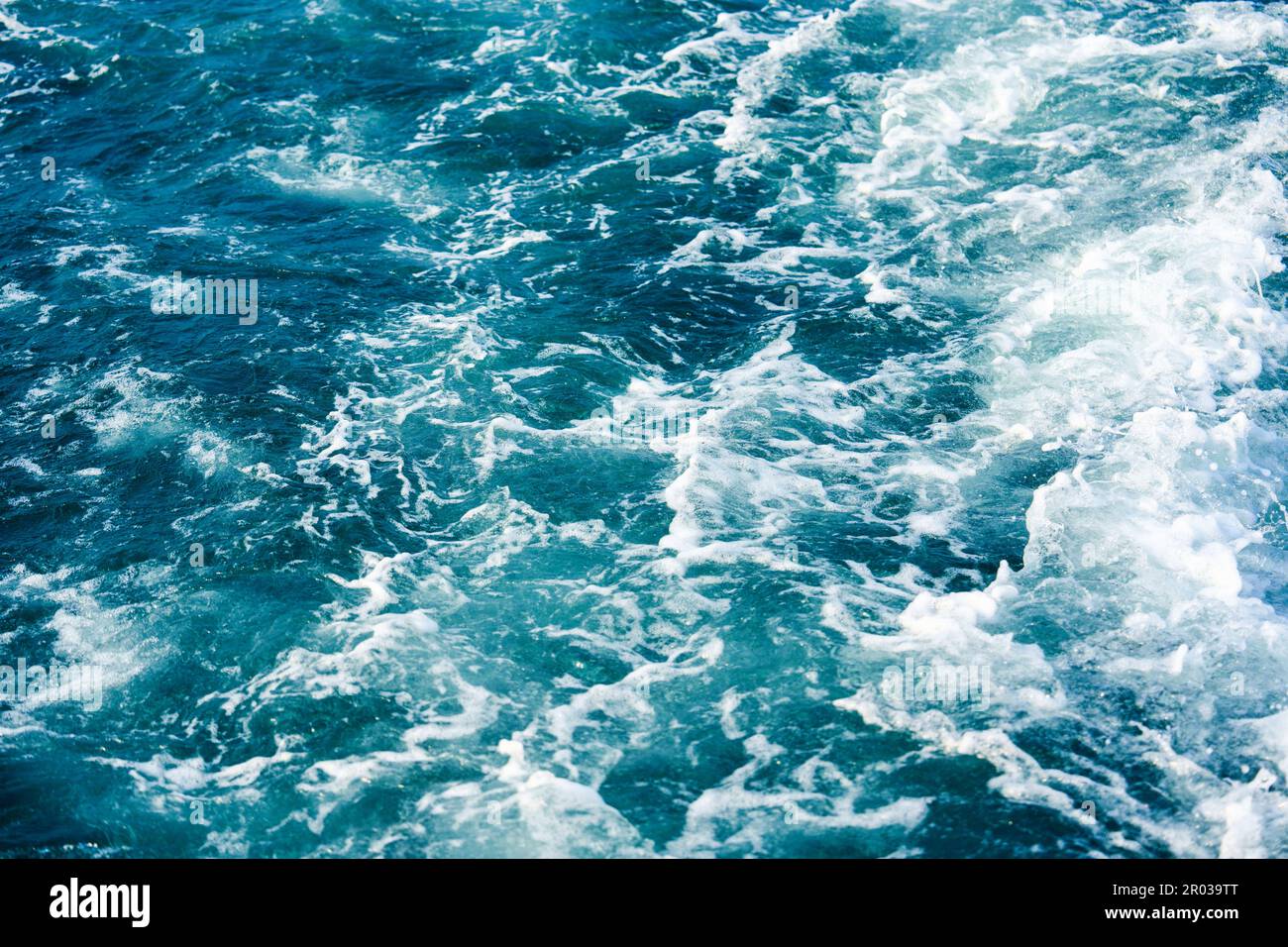 Meerwasserwellen brechen und spritzen während des Klimawandels Stockfoto