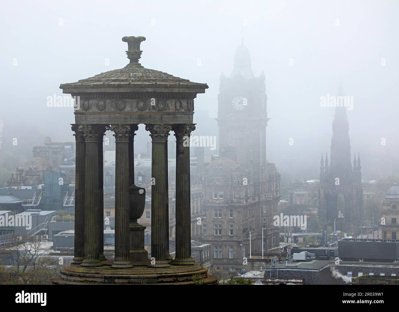 Stadtzentrum, Edinburgh, Schottland, Großbritannien. 6. Mai 2023 Neblige schottische Hauptstadt, als der haarartige Nebel am Nachmittag wieder herunterkam, nachdem er sich zur Mittagszeit vor Regen am späten Nachmittag etwas aufgeräumt hatte. Kredit: Archwhite/alamy Live News. Stockfoto