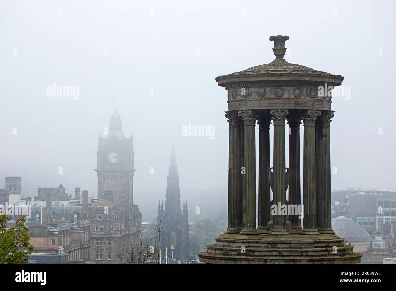 Stadtzentrum, Edinburgh, Schottland, Großbritannien. 6. Mai 2023 Neblige schottische Hauptstadt, als der haarartige Nebel am Nachmittag wieder herunterkam, nachdem er sich zur Mittagszeit vor Regen am späten Nachmittag etwas aufgeräumt hatte. Kredit: Archwhite/alamy Live News. Stockfoto
