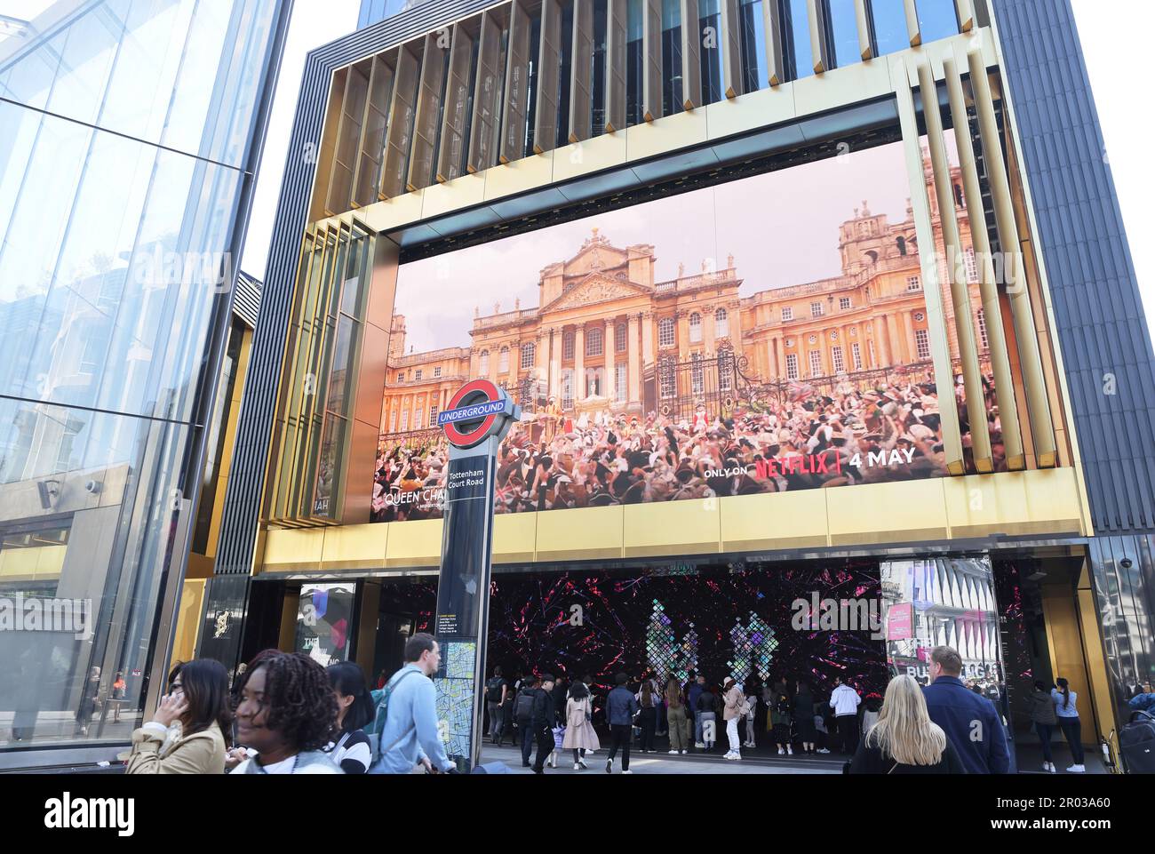 Neubau The Outernet, an der Tottenham Court Road/Charing Cross Road und dem südlichen Ausgang der U-Bahn und Elizabeth Line stn, auf St Giles Place, Großbritannien Stockfoto