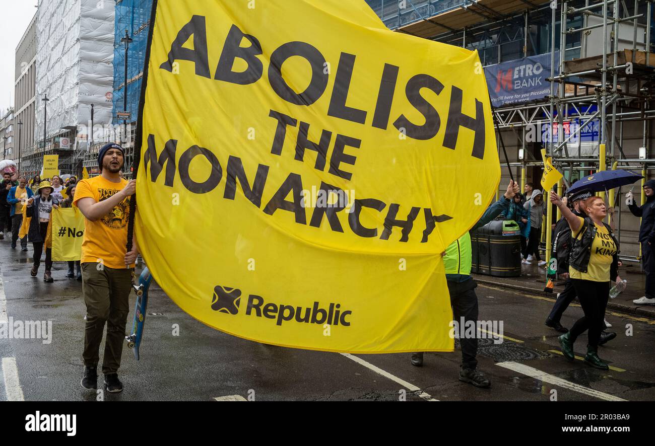 London, Großbritannien. 06. Mai 2023. Am 6. Mai 2023 demonstrieren die Demonstranten der Monarchie und der Republikaner in Piccadilly im Zentrum Londons mit einem großen Banner "die Monarchie abschaffen", da die Krönung von König Karl III. In kurzer Entfernung stattfand. Zuvor wurden der Leiter der antimonarchistischen Wahlkampfgruppe Republik und eine Reihe von Aktivisten von der Polizei am Trafalgar Square festgenommen. Es war die erste Krönung eines neuen Monarchen in London, Großbritannien, seit 70 Jahren, und trotz des stetigen Regens kamen Tausende von Menschen in die Hauptstadt, um die Feierlichkeiten zu genießen. Kredit: Andy Soloman/Alamy L. Stockfoto