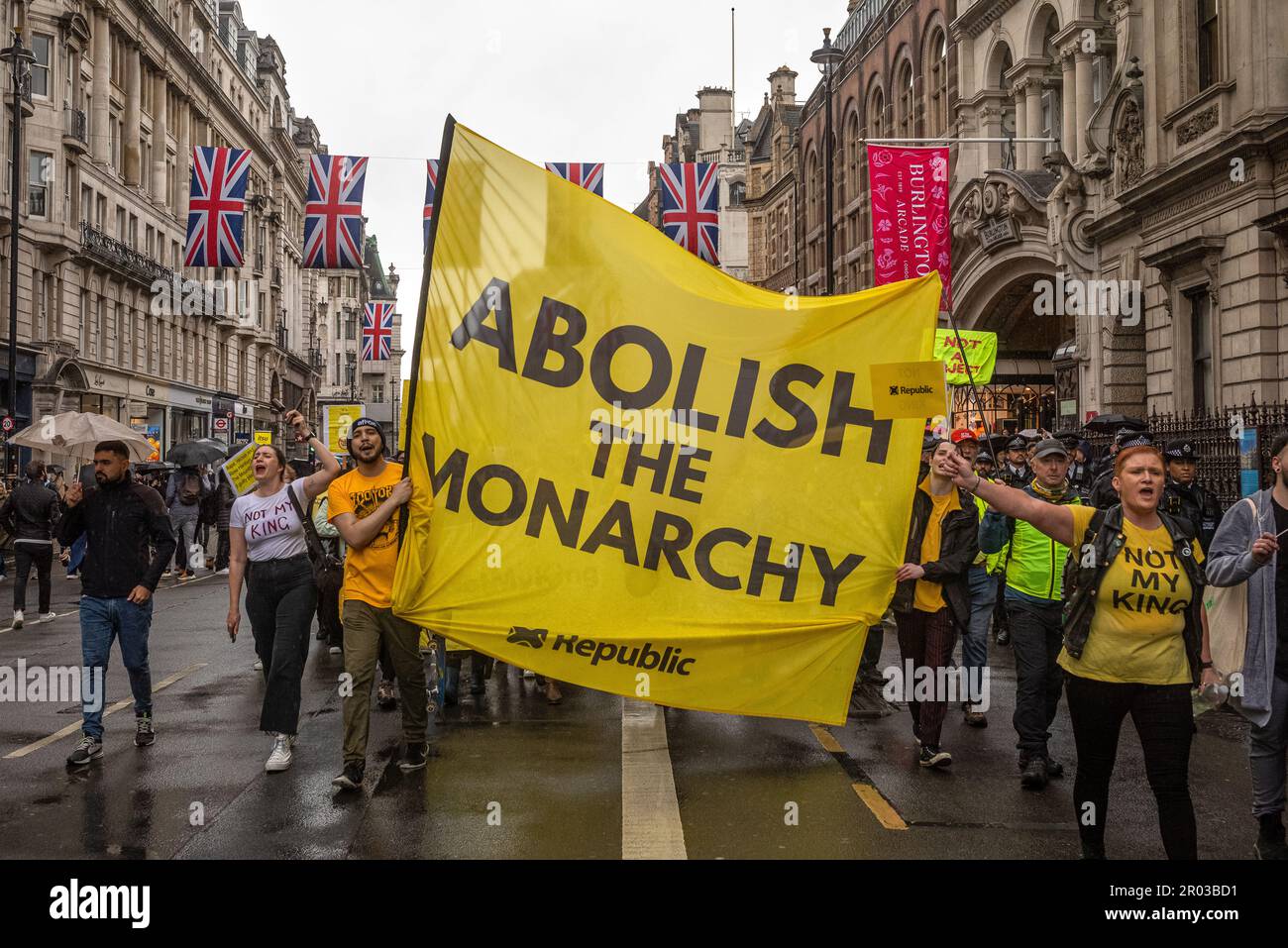 London, Großbritannien. 06. Mai 2023. Am 6. Mai 2023 demonstrierten Demonstranten gegen die Monarchie und die Republikaner unter britischen Flaggen in Piccadilly im Zentrum von London, während die Krönung von König Karl III. In kurzer Entfernung stattfand. Zuvor wurden der Leiter der antimonarchistischen Wahlkampfgruppe Republik und eine Reihe von Aktivisten von der Polizei am Trafalgar Square festgenommen. Es war die erste Krönung eines neuen Monarchen in London, Großbritannien, seit 70 Jahren, und trotz des stetigen Regens kamen Tausende von Menschen in die Hauptstadt, um die Feierlichkeiten zu genießen. Kredit: Andy Soloman/Alamy Live News Stockfoto