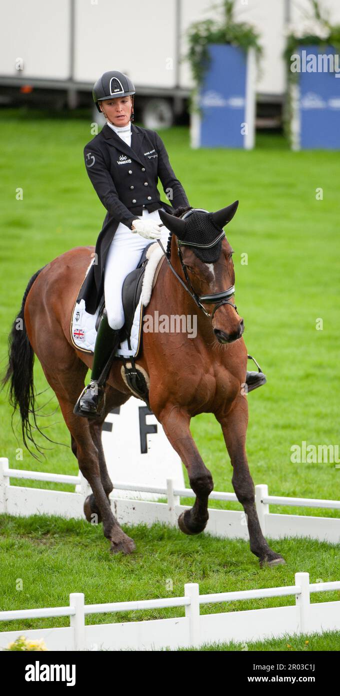 Emily King reitet Valmy Biats und repräsentiert GREAT, UK. 6. Mai 2023. Während der Dressage-Phase am 2. Tag der 2023 Badminton Horse Trials präsentiert von MARS im Badminton House bei Bristol, Gloucestershire, England, Großbritannien. Kredit: Jonathan Clarke/Alamy Live News Stockfoto