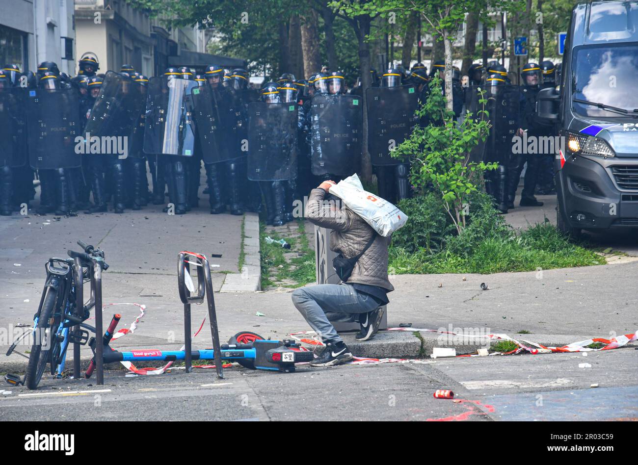 Paris, Frankreich, 1. Mai 2023. Internationaler Arbeitstag. Tausende von Menschen protestierten und feierten am Mai in Paris. Gewerkschaften, Arbeiter, Studenten und andere marschierten durch die Straßen, protestierten gegen das neue Rentensystem und vieles mehr. Einige Demonstranten wurden gewalttätig, brachten Brände an und zerstörten Unternehmen. Die Polizei benutzte Tränengas und eine Wasserkanone gegen die Unruhestifter. Stockfoto