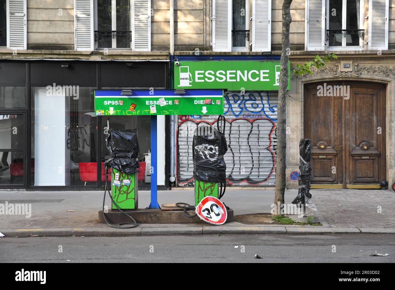 Paris, Frankreich, 1. Mai 2023. Internationaler Arbeitstag. Tausende von Menschen protestierten und feierten am Mai in Paris. Gewerkschaften, Arbeiter, Studenten und andere marschierten durch die Straßen, protestierten gegen das neue Rentensystem und vieles mehr. Einige Demonstranten wurden gewalttätig, brachten Brände an und zerstörten Unternehmen. Die Polizei benutzte Tränengas und eine Wasserkanone gegen die Unruhestifter. Stockfoto