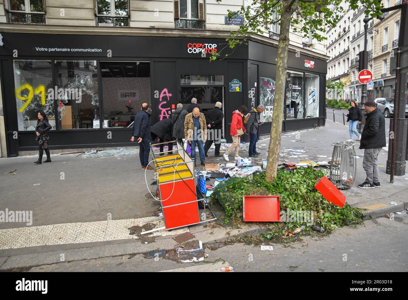 Paris, Frankreich, 1. Mai 2023. Internationaler Arbeitstag. Tausende von Menschen protestierten und feierten am Mai in Paris. Gewerkschaften, Arbeiter, Studenten und andere marschierten durch die Straßen, protestierten gegen das neue Rentensystem und vieles mehr. Einige Demonstranten wurden gewalttätig, brachten Brände an und zerstörten Unternehmen. Die Polizei benutzte Tränengas und eine Wasserkanone gegen die Unruhestifter. Stockfoto