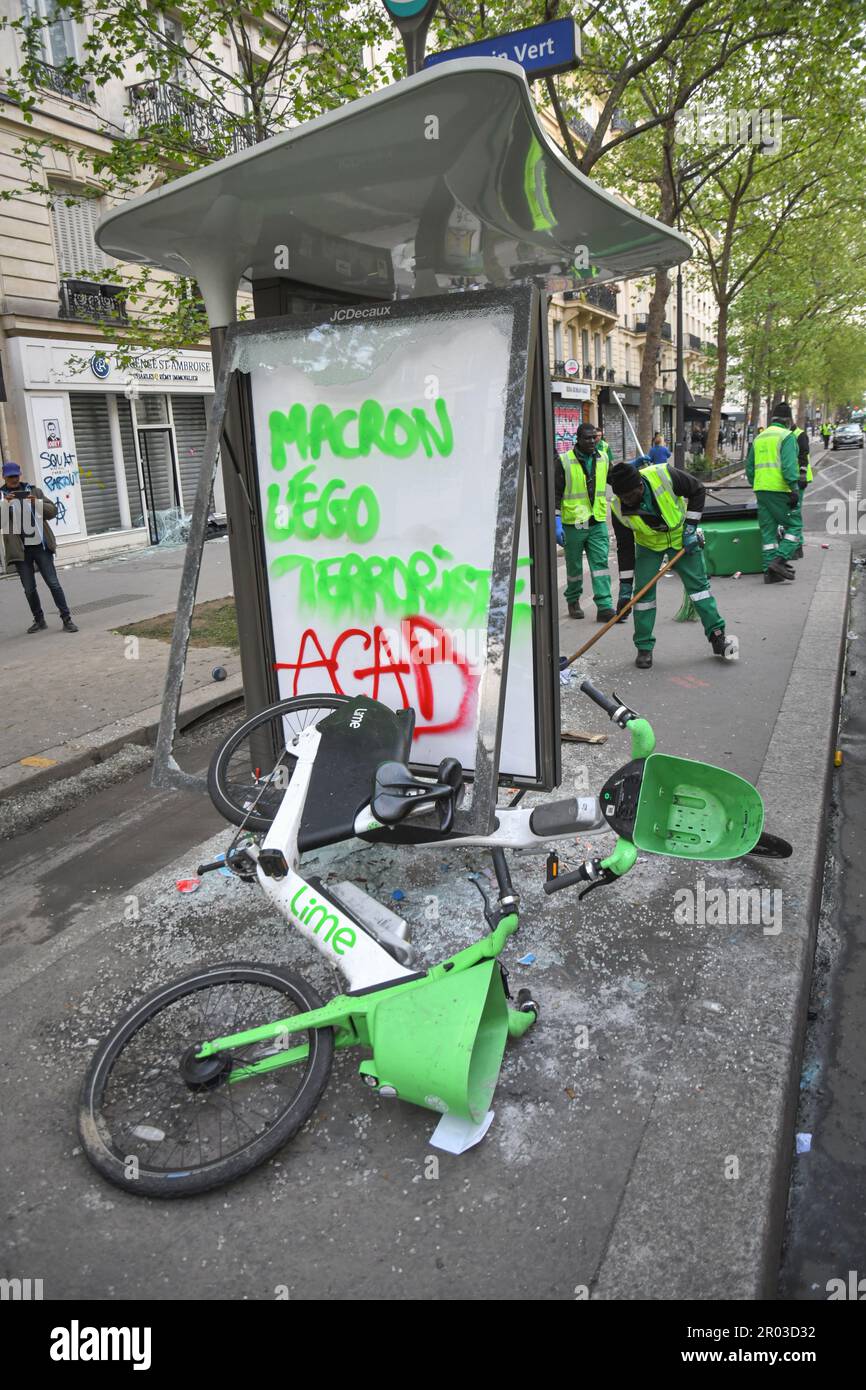 Paris, Frankreich, 1. Mai 2023. Internationaler Arbeitstag. Tausende von Menschen protestierten und feierten am Mai in Paris. Gewerkschaften, Arbeiter, Studenten und andere marschierten durch die Straßen, protestierten gegen das neue Rentensystem und vieles mehr. Einige Demonstranten wurden gewalttätig, brachten Brände an und zerstörten Unternehmen. Die Polizei benutzte Tränengas und eine Wasserkanone gegen die Unruhestifter. Stockfoto