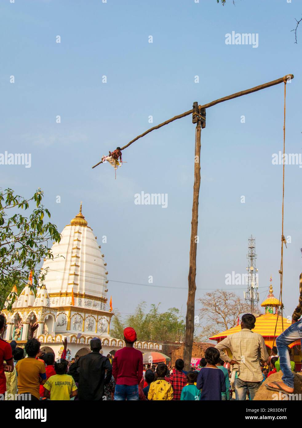 Purulia, Westbengalen Indien - 14. April 2023 : Eine Gruppe Hindu-Anhänger führt die Rituale durch. Es ist ein Volksfest in Westbengalen. Die letzte Feier Stockfoto