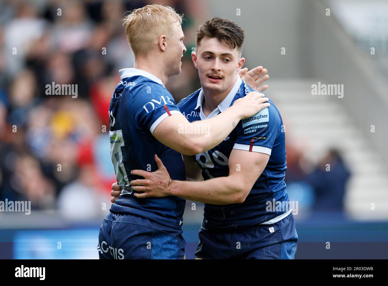 Sale Sharks Raffi Quirke (rechts) feiert einen Versuch mit dem Teamkollegen Arron Reed beim Gallagher Premiership Match im AJ Bell Stadium in Salford. Foto: Samstag, 6. Mai 2023. Stockfoto