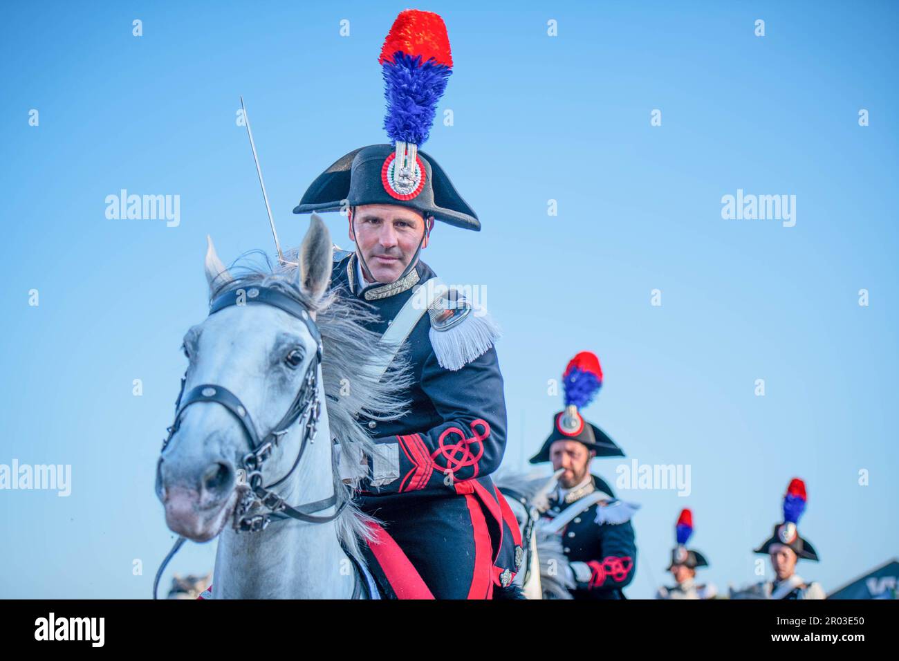 Ein Carabiniere reitet sein Pferd während des Karussells für die Versammlung der Nationalen Carabinieri-Vereinigung. Historisches Karussell des 4. Carabinieri Regiments auf dem Pferderücken in Ostia Lido zur Einweihung der 25. Nationalen Versammlung der National Carabinieri Association (ANC). Die Veranstaltung, die dank Covid nach einer 4-jährigen Pause zurückkehrt, wurde von der 1886 gegründeten Vereinigung organisiert, die sich aus über 180 Mitgliedern, 250 Freiwilligen und 164 Katastrophenschutzeinheiten zusammensetzt, die sich aus diensthabenden, im Urlaub befindlichen Carabinieri und ihren Familienangehörigen zusammensetzen. Stockfoto