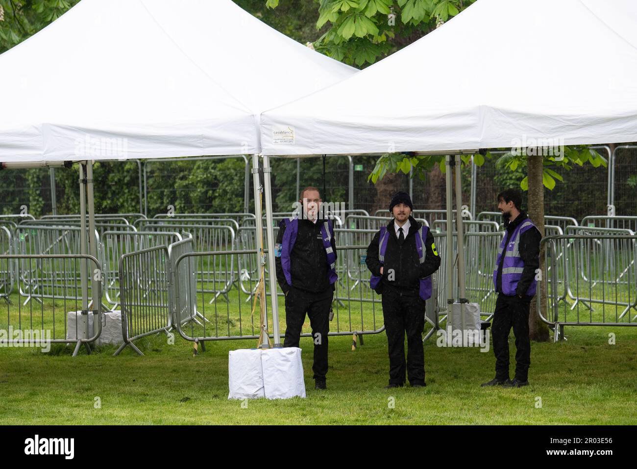 Windsor, Berkshire, Großbritannien. 6. Mai 2023. Auf dem langen Spaziergang in Windsor wurden Kontrollmaßnahmen für die Menge und Sicherheitsvorkehrungen getroffen, bereit für das BBC-Krönungskonzert morgen Abend. Tausende von Menschen werden sich morgen für die Sicherheitskontrolle anstellen, bevor sie das Privatgelände von Windsor Castle betreten, um das Krönungskonzert zu besuchen. Der König und die Königin werden zusammen mit Mitgliedern der königlichen Familie ebenfalls dort sein. Kredit: Maureen McLean/Alamy Live News Stockfoto