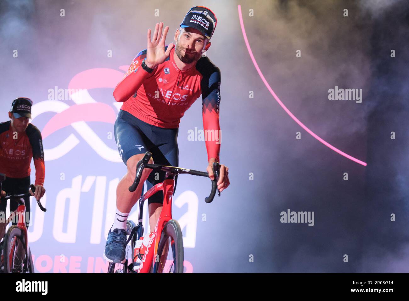 Pescara, Italien. 04. Mai 2023. Filippo Ganna aus Italien und Team Ineos Grenadiers bei der offenen Zeremonie des Giro d'Italia 2023 106., Teampräsentation auf der Piazza della Rinascita in Pescara. (Foto: Elena Vizzoca/SOPA Images/Sipa USA) Guthaben: SIPA USA/Alamy Live News Stockfoto