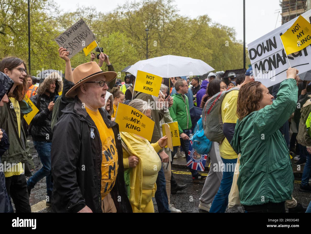 London, Großbritannien. 06. Mai 2023. Am 6. Mai 2023 demonstrierten Demonstranten der monarchischen und republikanischen Angreifer im Zentrum Londons, während die Krönung von König Karl III. In kurzer Entfernung stattfand. Zuvor wurden der Leiter der antimonarchistischen Wahlkampfgruppe Republik und eine Reihe von Aktivisten von der Polizei am Trafalgar Square festgenommen. Es war die erste Krönung eines neuen Monarchen in London, Großbritannien, seit 70 Jahren, und trotz des stetigen Regens kamen Tausende von Menschen in die Hauptstadt, um die Feierlichkeiten zu genießen. Kredit: Andy Soloman/Alamy Live News Stockfoto