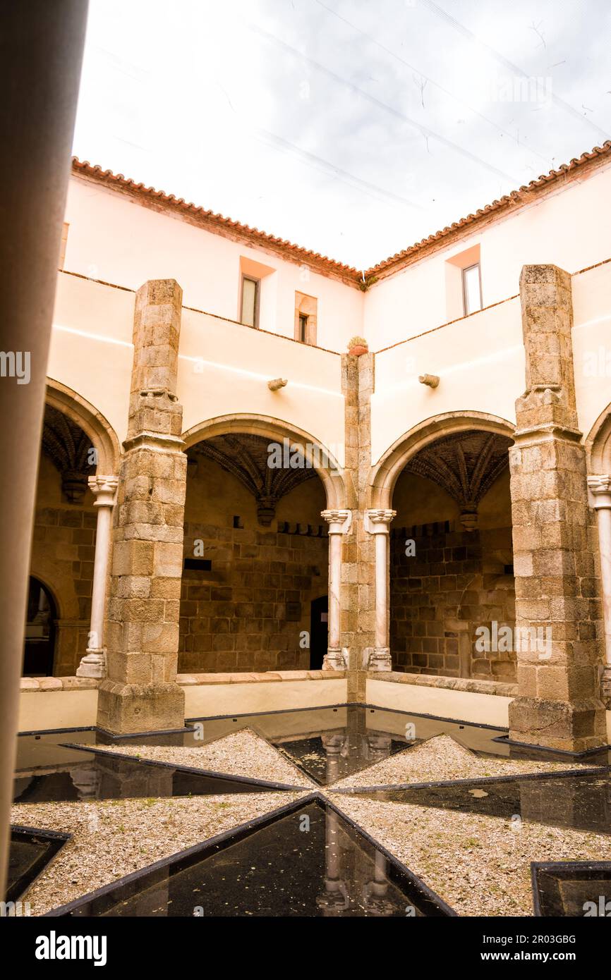 Flor da Rosa, Portugal - 24. Juni 2022: Kreuzgang mit Kreuz der Ritter von Malta im Schloss Crato in Flor da Rosa in Portugal Stockfoto