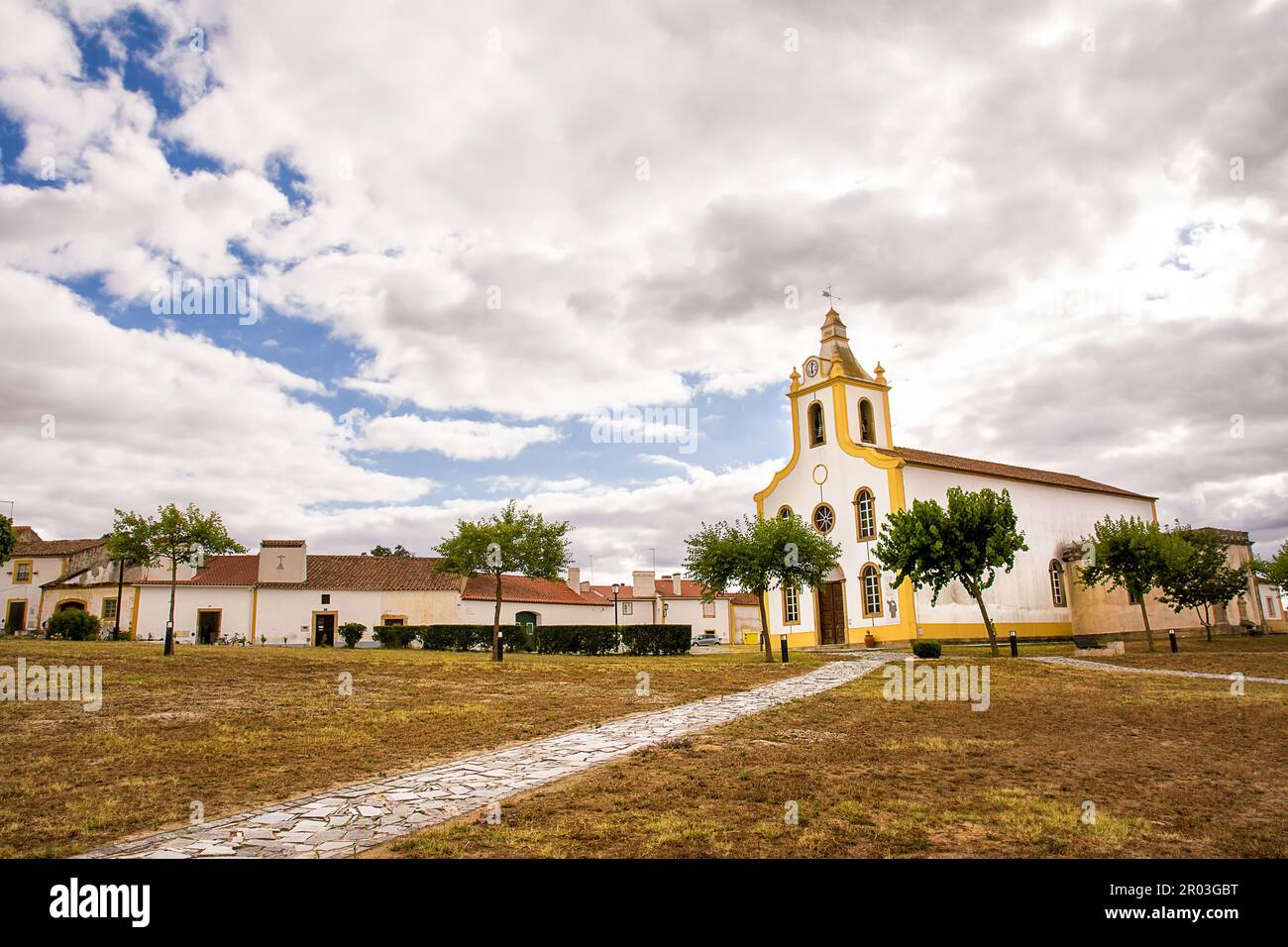 Kleine Kirche im portugiesischen Dorf Flor Da Rosa Stockfoto