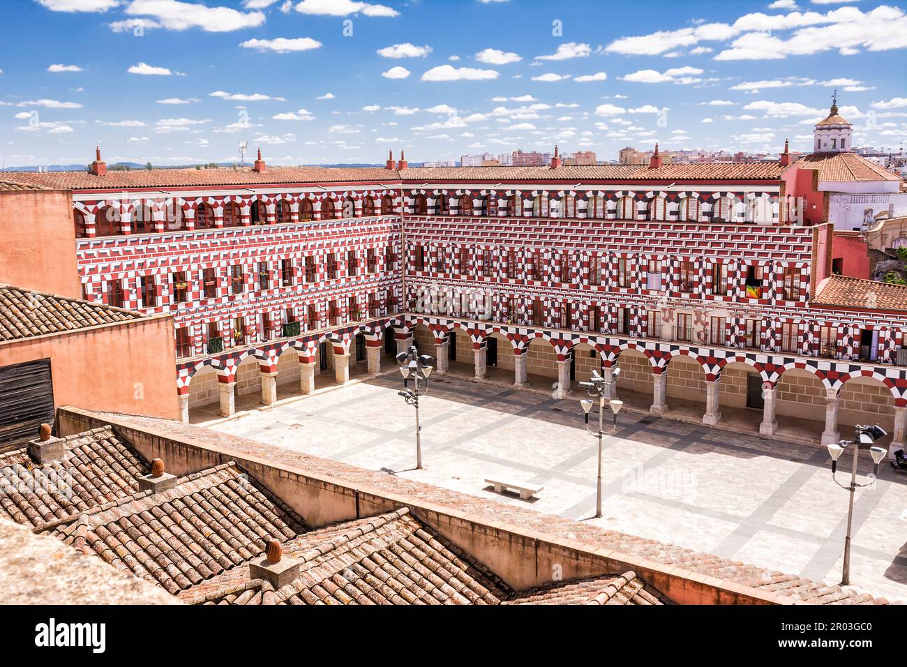 Blick von oben auf die bunten Gebäude und Häuser auf dem Alta-Platz in Badajoz (Spanien) Stockfoto