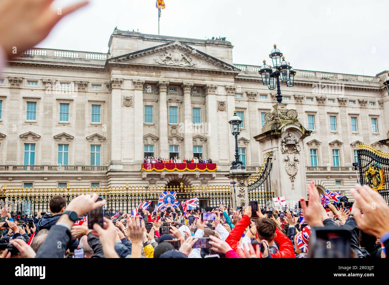 London, Großbritannien. 06. Mai 2023. König Karl III. Und Königin Camilla, William, Prinz von Wales und Catherine, Prinzessin von Wales, Prinzessin George von Wales und Prinzessin Charlotte von Wales und Prinz Louis von Wales Anne, Prinzessin Royal und Vizeadmiral Sir Tim Laurence, Prinz Edward, Graf von Wessex und Sophie, Gräfin von Wessex, Lady Louise Mountbatten-Windsor und Viscount Severn Prinz Edward der Herzog von Kent, Katharine, Herzogin von Kent, Prinz Richard und Birgitte Herzog und Herzogin von Gloucester auf dem Balkon des Buckingham Palace in London am 06. Mai 2023, nach der Krönung Karls III. Und Camil Stockfoto