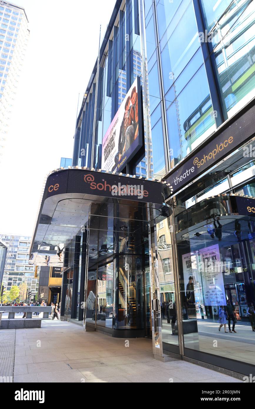 Das neue Theater am Soho Place, einer neu geschaffenen öffentlichen Plazza, wo einst der berüchtigte Veranstaltungsort Astoria stand, in der Nähe der Charing Cross Road im Zentrum von London, Großbritannien Stockfoto