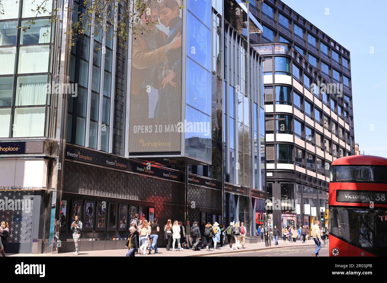 Das neue Theater am Soho Place, einer neu geschaffenen öffentlichen Plazza, wo einst der berüchtigte Veranstaltungsort Astoria stand, in der Nähe der Charing Cross Road im Zentrum von London, Großbritannien Stockfoto