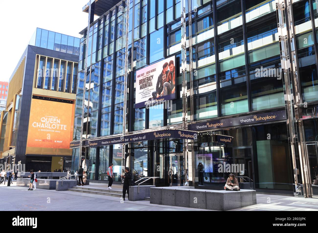Das neue Theater am Soho Place, einer neu geschaffenen öffentlichen Plazza, wo einst der berüchtigte Veranstaltungsort Astoria stand, in der Nähe der Charing Cross Road im Zentrum von London, Großbritannien Stockfoto