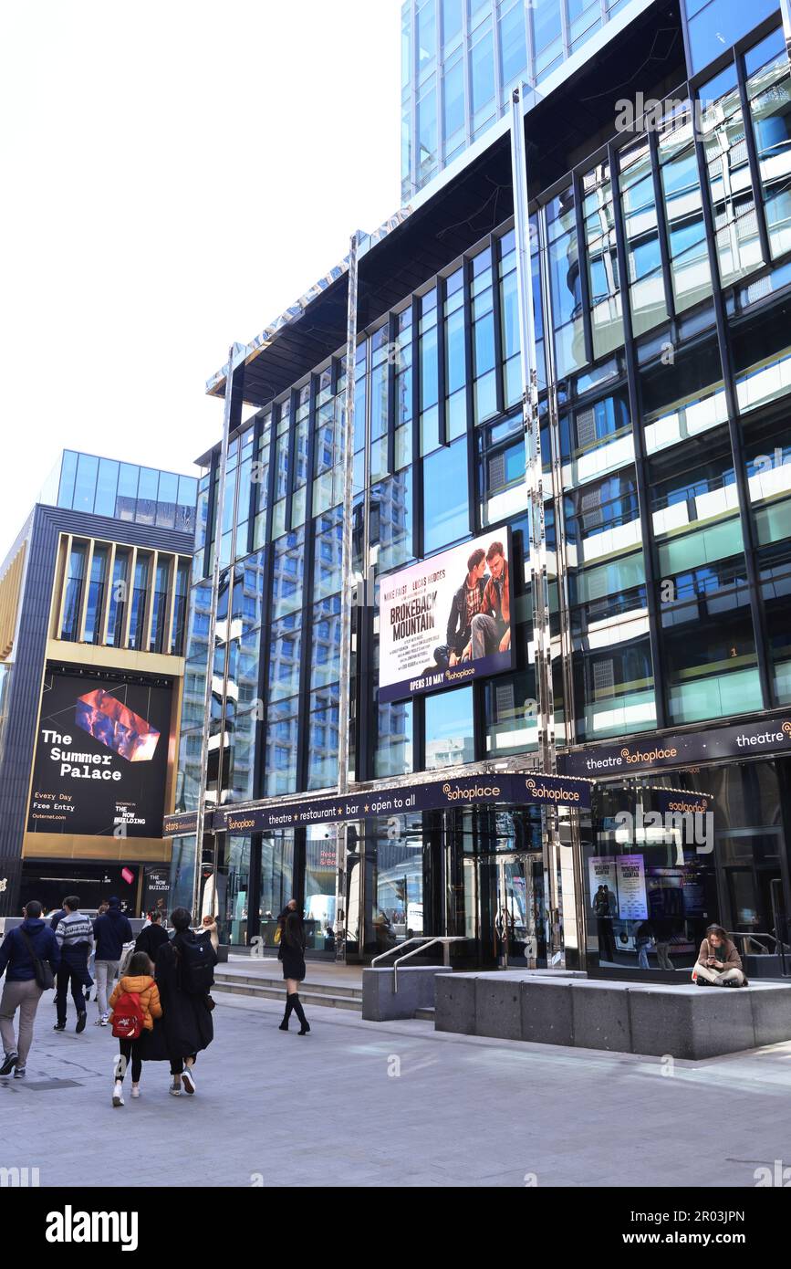 Das neue Theater am Soho Place, einer neu geschaffenen öffentlichen Plazza, wo einst der berüchtigte Veranstaltungsort Astoria stand, in der Nähe der Charing Cross Road im Zentrum von London, Großbritannien Stockfoto