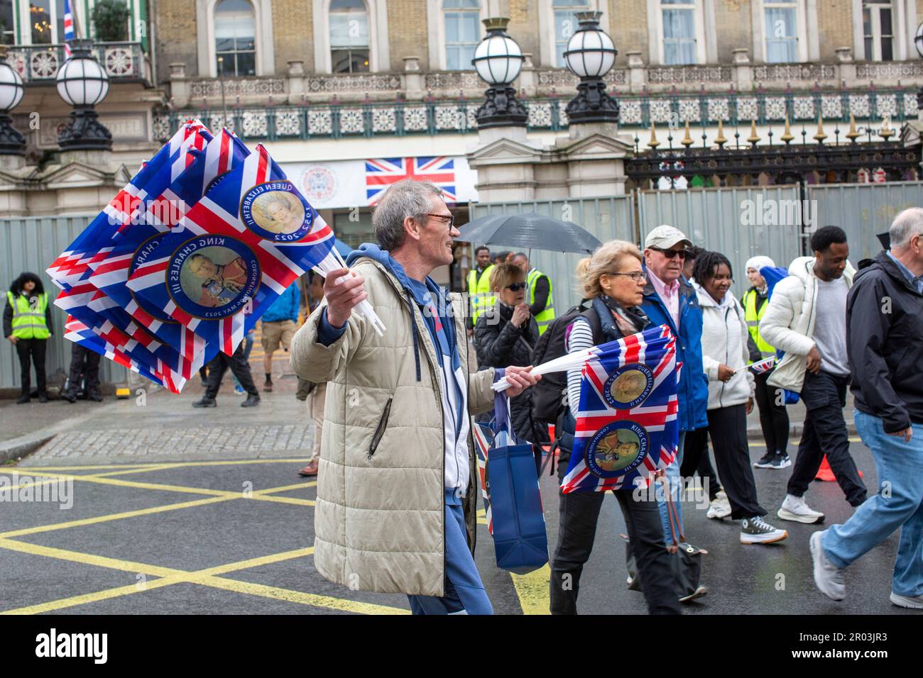 London, Großbritannien. 6. Mai 2023. Ein Mann, der Union-Jack-Flaggen vor der Krönung von König Karl III. Verkauft Kredit: horst friedrichs/Alamy Live News Stockfoto