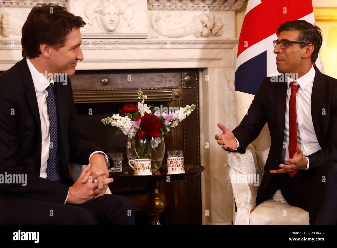 Canadian Prime Minister Justin Trudeau listens to British Prime Minister Rishi Sunak as he visits Downing Street Saturday, May 6, 2023, in London, England. A series of foreign dignitaries are visiting Downing Street while in town for the coronation of King Charles III. (Jeff J Mitchell/pool photo via AP) Stockfoto