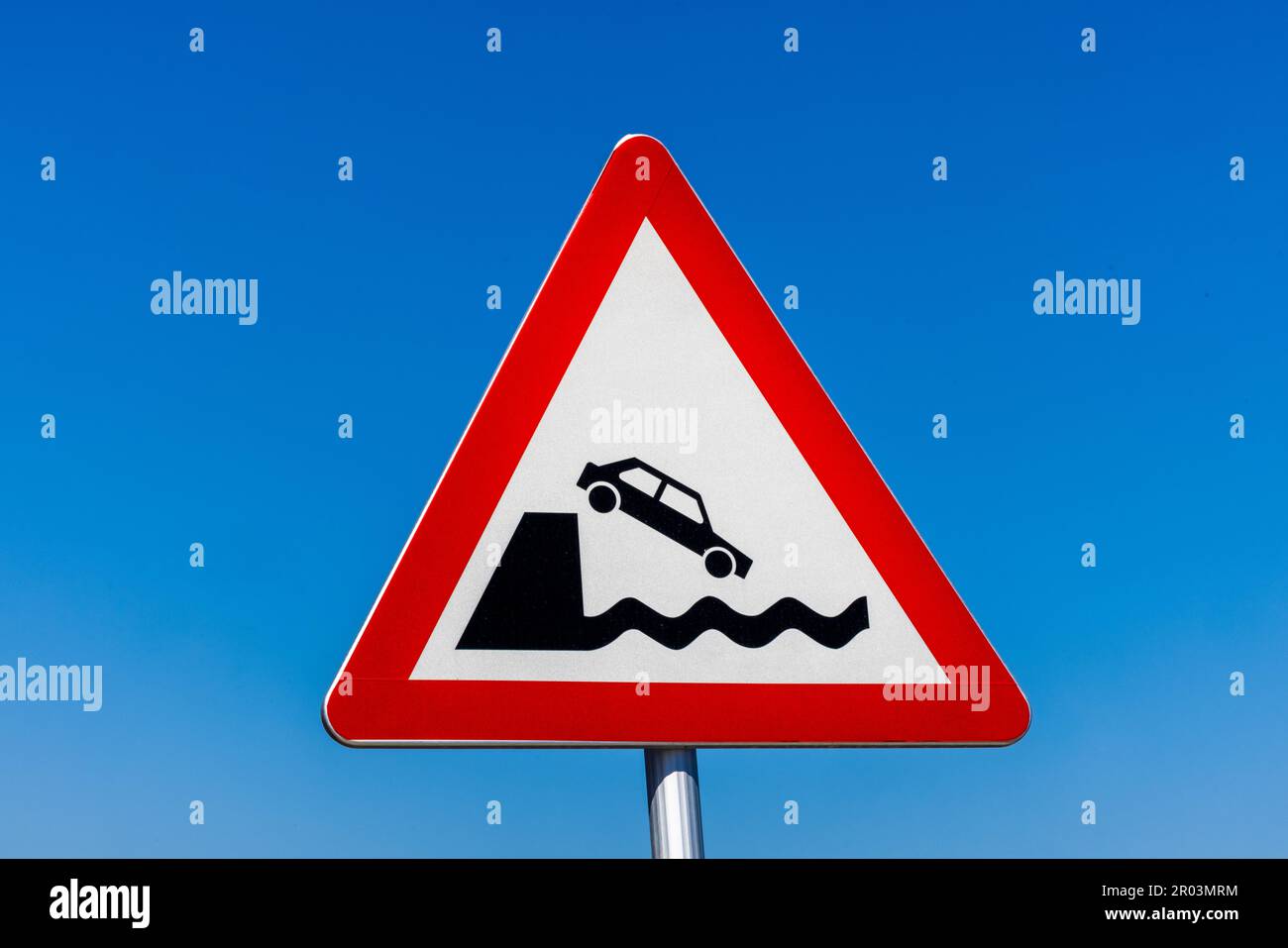 Verkehrszeichen, das Auto fällt ins Wasser Stockfoto