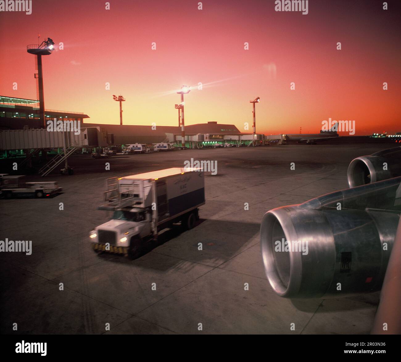 Kuwait. Flughafen bei Tagesanbruch. Ansicht von Düsenmotor und Servicefahrzeug. Stockfoto