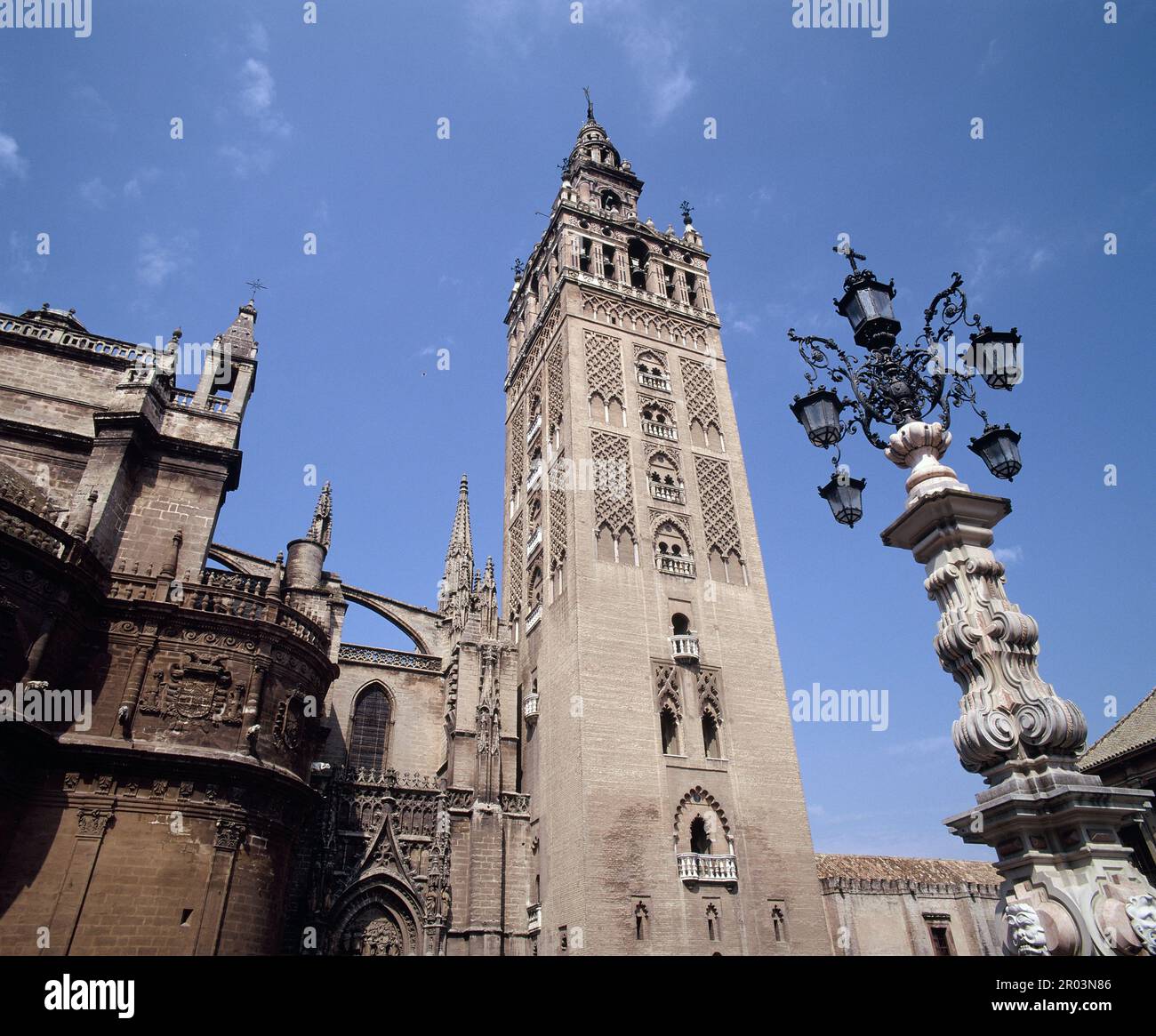 Spanien. Kathedrale von Sevilla mit Glockenturm La Giralda. Stockfoto