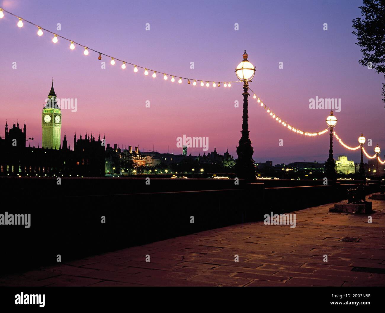 England. Nach London. Straßenlaternen am Themseufer bei Nacht mit Big Ben im Hintergrund. Stockfoto